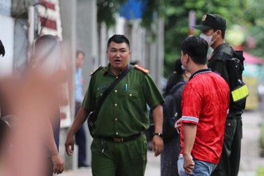 Hàng chục cảnh sát làm việc tại nhà CEO Quốc Cường Gia Lai