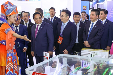 Doanh nghiệp Việt - Trung tha thiết mời Thủ tướng ghé thăm gian hàng