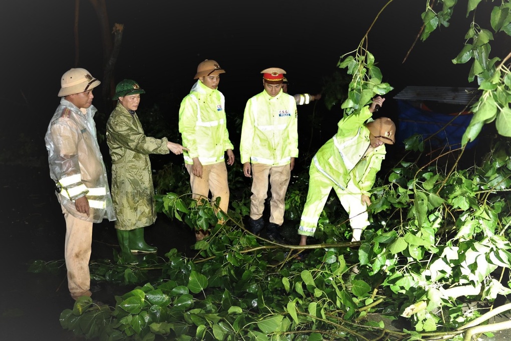 Công an Ninh Bình xuyên đêm khắc phục hậu quả dông lốc - 1 Công an Ninh Bình xuyên đêm khắc phục hậu quả dông lốc - 1