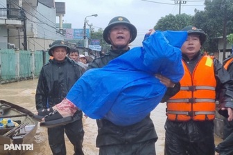Bộ đội vượt lũ cứu người phụ nữ suy kiệt vì 4 ngày chưa được chạy thận