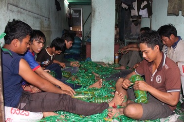 Xóm bánh chưng đắt khách ngày cuối năm