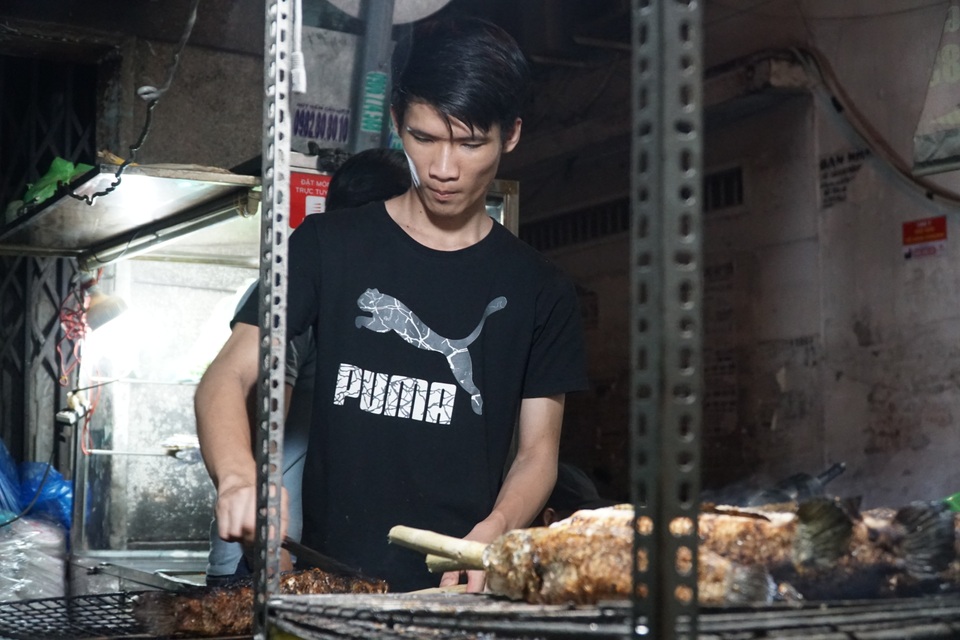 Phố cá lóc nướng thức trắng đêm chuẩn bị cho ngày vía Thần Tài - 8 Phố cá lóc nướng thức trắng đêm chuẩn bị cho ngày vía Thần Tài - 8