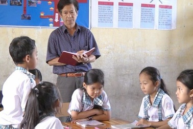 Thầy giáo gần 40 năm gắn bó với giáo dục vùng dân tộc Khmer