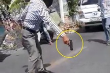 Người đàn ông rút súng "vung vẩy" sau va chạm giao thông