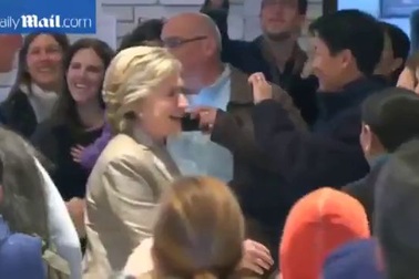 Vợ chồng bà Hillary Clinton khoác tay nhau đi bỏ phiếu