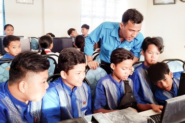 Thầy giáo người dân tộc Khmer nguyện gắn bó với học sinh dân tộc
