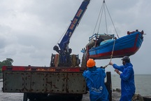 Nơi tất bật phòng chống, chỗ vẫn tắm biển khi bão Fengshen đang tiến gần