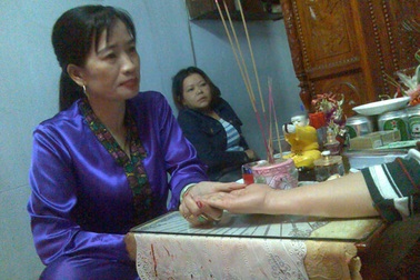 Xếp hàng chờ... giải hạn