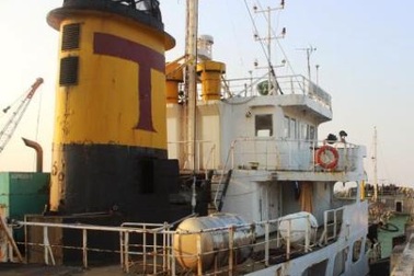 Bắt 2 tàu chở gần 2.000 tấn dầu diezen không rõ nguồn gốc