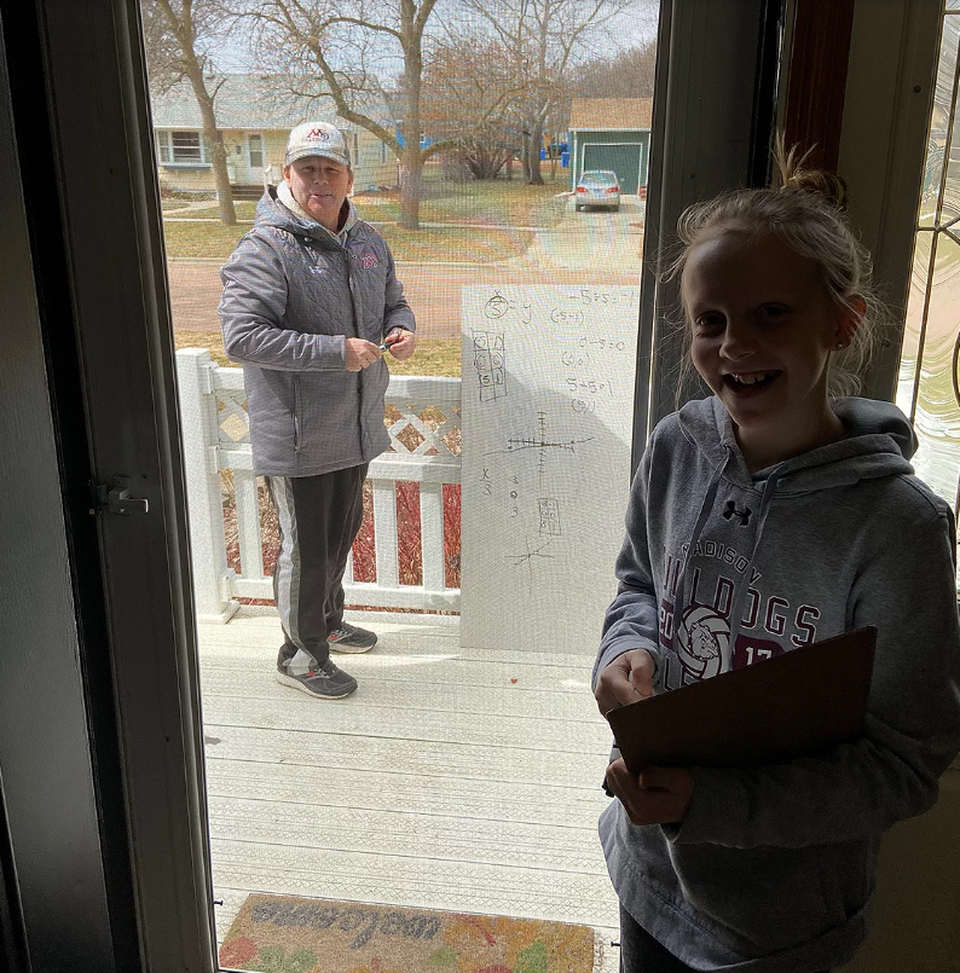 Giáo viên Mỹ đến tận nhà, ngồi ngoài đường giảng bài cho học sinh - 1 Giáo viên Mỹ đến tận nhà, ngồi ngoài đường giảng bài cho học sinh - 1