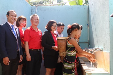 Bàn giao hệ thống nước sạch cho học sinh đồng bào dân tộc thiểu số ở Tây Nguyên