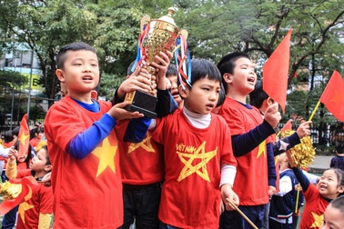 Hàng nghìn học sinh “tiếp lửa” ĐT Việt Nam trước trận chung kết AFF Cup