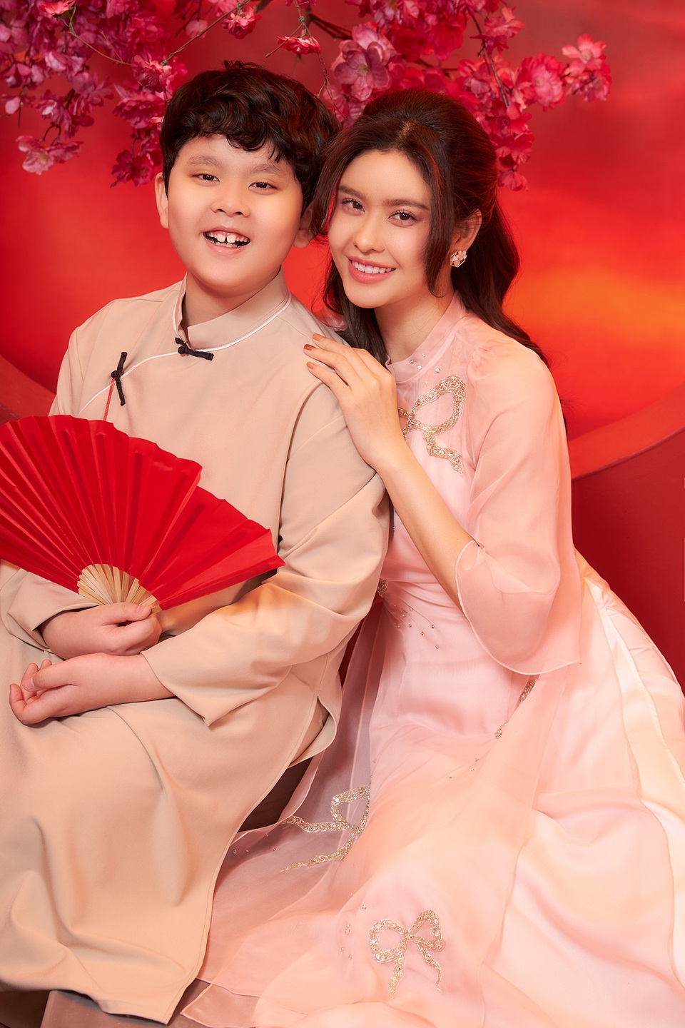 Con trai Trương Quỳnh Anh lớn phổng phao, chững chạc bên mẹ trong ảnh Tết - 2 Con trai Trương Quỳnh Anh lớn phổng phao, chững chạc bên mẹ trong ảnh Tết - 2