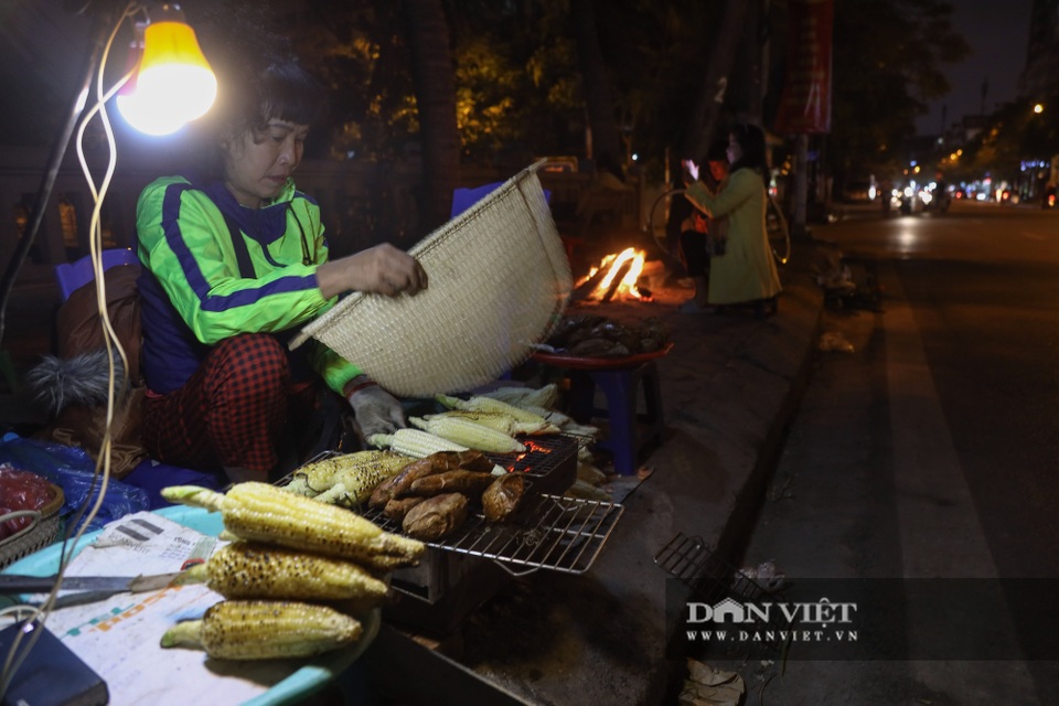 Người Hà Nội co ro, đốt lửa sưởi ấm trên phố ngày giá rét 11 độ C - 8 Người Hà Nội co ro, đốt lửa sưởi ấm trên phố ngày giá rét 11 độ C - 8