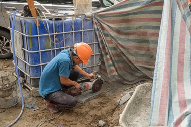 Dân Hà Nội khốn khổ vì bụi mù mịt, tiếng ồn inh tai từ lát đá vỉa hè