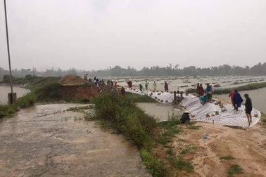 Khẩn cấp vá đê xung yếu bị vỡ trước khi bão Sơn Tinh đổ bộ