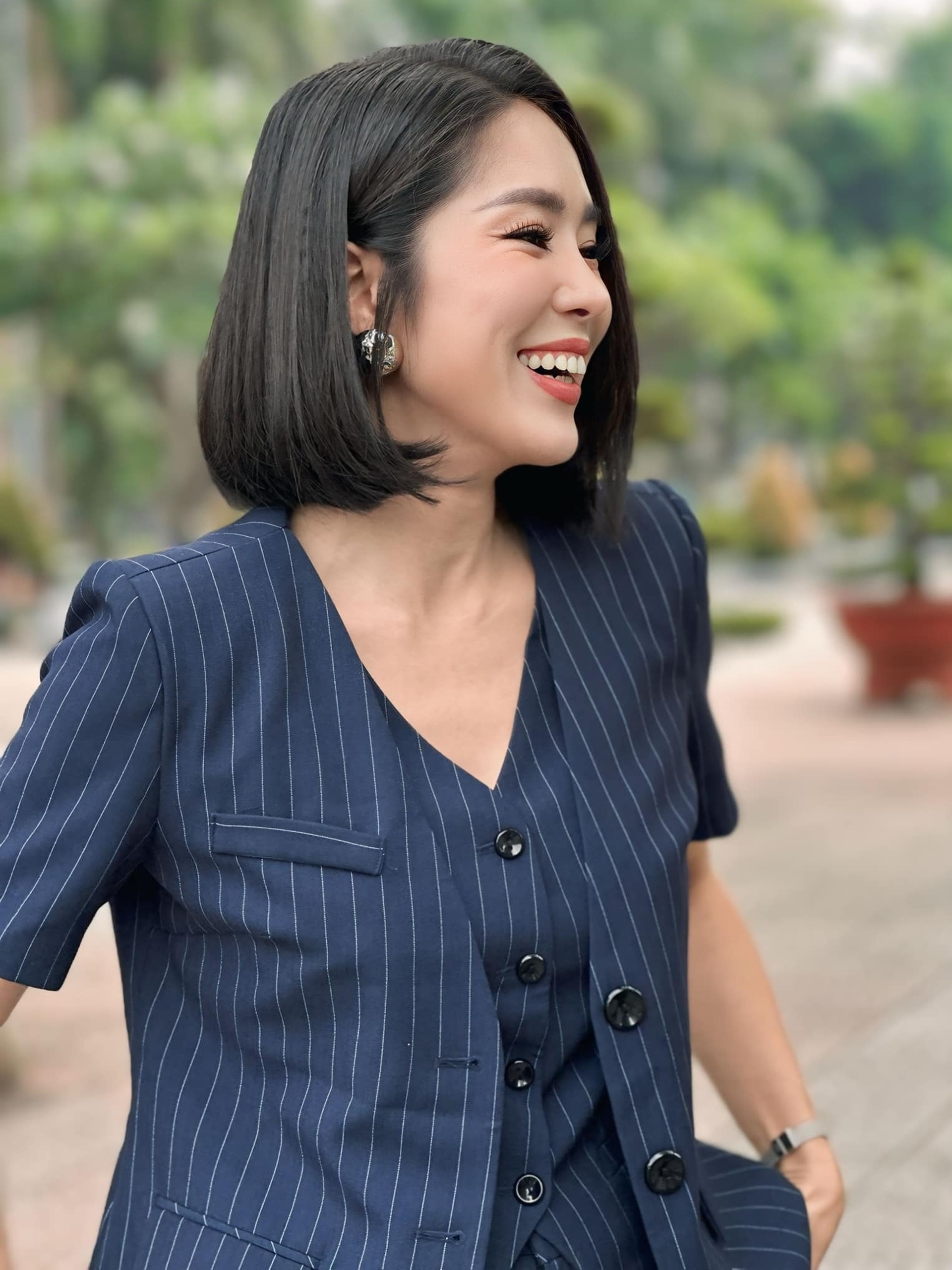 Lê Phương lột xác ở tuổi 40: Giảm 30kg sau khi sinh, nhan sắc thăng hạng - 3 Lê Phương lột xác ở tuổi 40: Giảm 30kg sau khi sinh, nhan sắc thăng hạng - 3