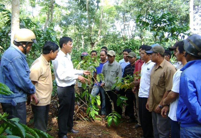 “Cầm tay chỉ việc” để dạy nghề cho người nghèo.