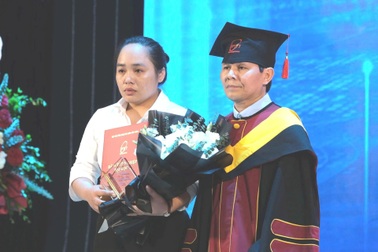 Nhận bằng tốt nghiệp loại giỏi thay em gái đã mất, chị gái bật khóc