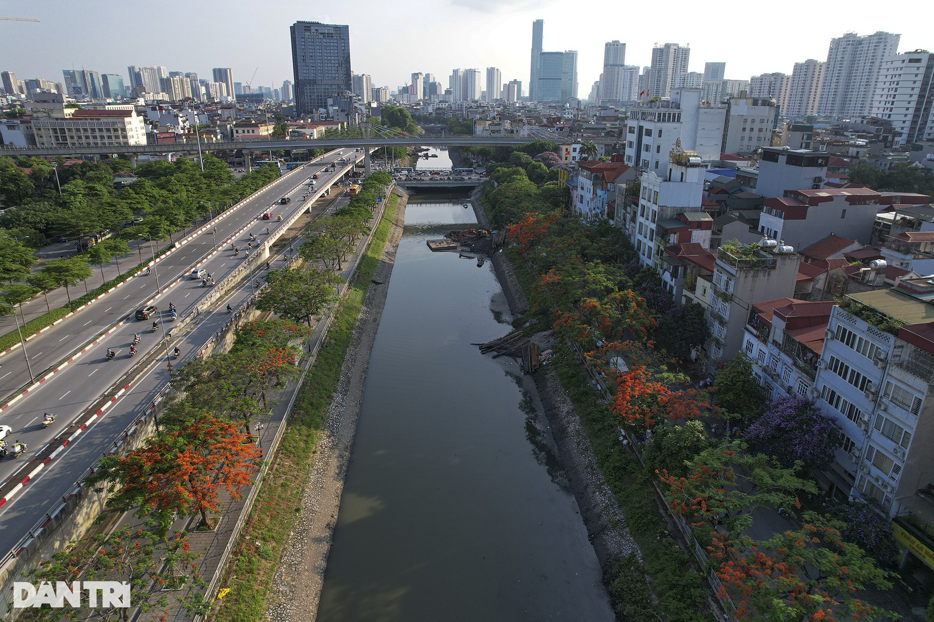 Hà Nội rực rỡ trong mùa hoa tháng 5 - 1