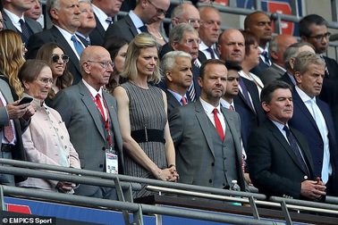 Cổ động viên Man Utd tấn công nhà Phó Chủ tịch Ed Woodward