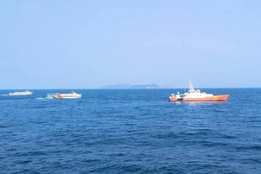 Thợ lặn, thiết bị bay tìm nạn nhân mất tích trên biển Quảng Ngãi
