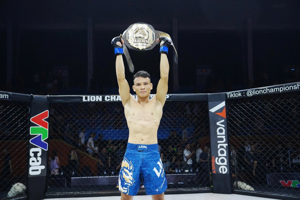 Le Van Tuan won the championship belt after an impressive victory over Pham Van Nam - 3 Lê Văn Tuần giành đai vô địch sau chiến thắng ấn tượng trước Phạm Văn Nam - 3