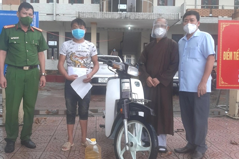 Đường về quê gần hơn nhờ sự giúp đỡ của bà con miền Trung - 6 Đường về quê gần hơn nhờ sự giúp đỡ của bà con miền Trung - 6