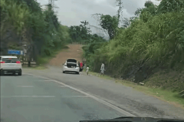 Tài xế hồn nhiên dừng xe ngay trước đường cứu nạn