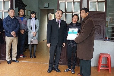 Trao tiền chế độ bảo hiểm xã hội tới gia đình phóng viên Đinh Hữu Dư