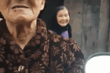 Dễ thương cụ bà U90 vừa nhận lương hưu đi khắp xóm tìm cháu nội để cho tiền