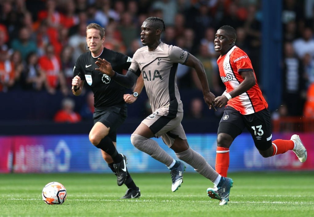 Tottenham vươn lên đầu bảng Premier League - 1 Tottenham vươn lên đầu bảng Premier League - 1