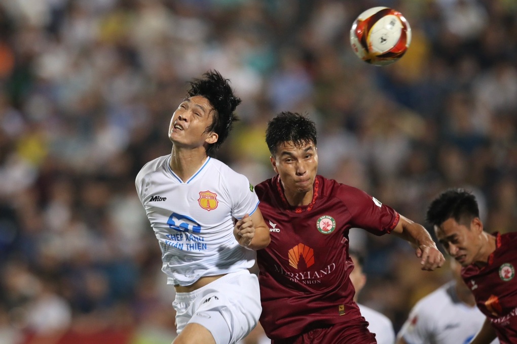 CLB Nam Định thua đậm Bình Định, cuộc đua vô địch V-League thêm hấp dẫn - 5 CLB Nam Định thua đậm Bình Định, cuộc đua vô địch V-League thêm hấp dẫn - 5