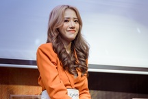 Phùng Khánh Linh: "Tôi từng bị trêu chọc bởi khiếm khuyết trên cơ thể"