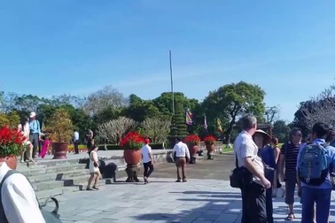 Người dân Huế nô nức đi chơi tết sáng mùng 1 tại Hoàng cung