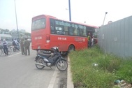 Xe khách tông sập rào chắn công trình nhà ga metro