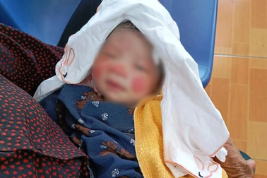 Bé gái sơ sinh bị bỏ rơi giữa trời nắng nóng