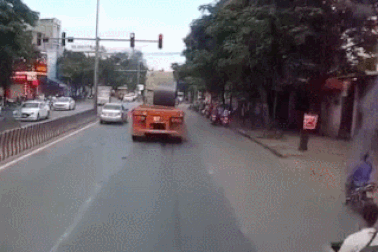 Cuộn thép "khủng" đứt xích rơi xuống đường, suýt gây tai nạn kinh hoàng