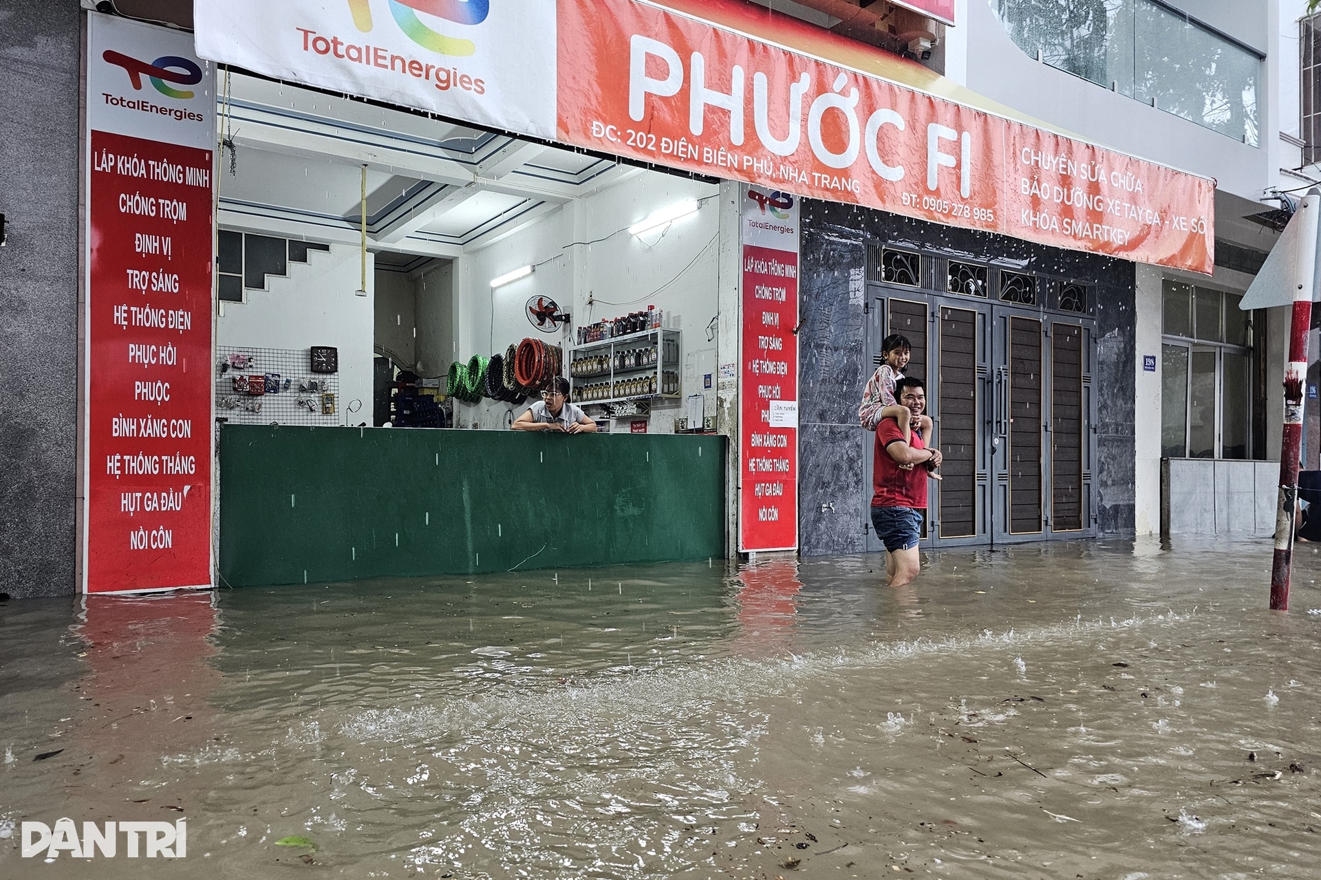 Mưa lớn gây ngập ở Bắc Nha Trang, nhiều ô tô chết máy - 9