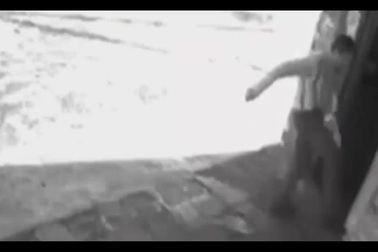 Đi gây sự gặp ngay chủ nhà có võ judo