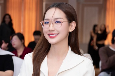 2 món phụ kiện không thể thiếu của hoa hậu 1,86m nói tiếng Anh "như gió"