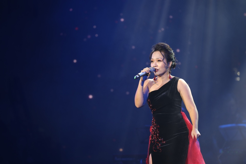 Nghệ sĩ nước mắt lưng tròng khi hát về miền Trung - 11