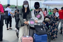 Vượt đường xa, fan Blackpink kéo theo vali đến sân vận động Mỹ Đình từ sớm