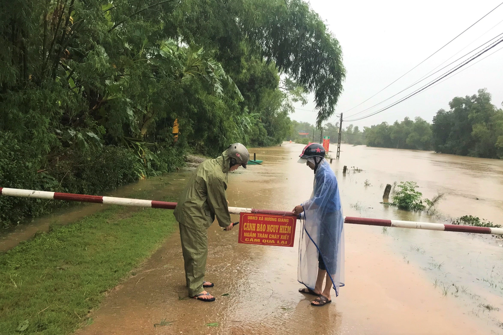 Hai người bị lật thuyền khi đi bắt chim trên dòng nước lũ - 2 Hai người bị lật thuyền khi đi bắt chim trên dòng nước lũ - 2