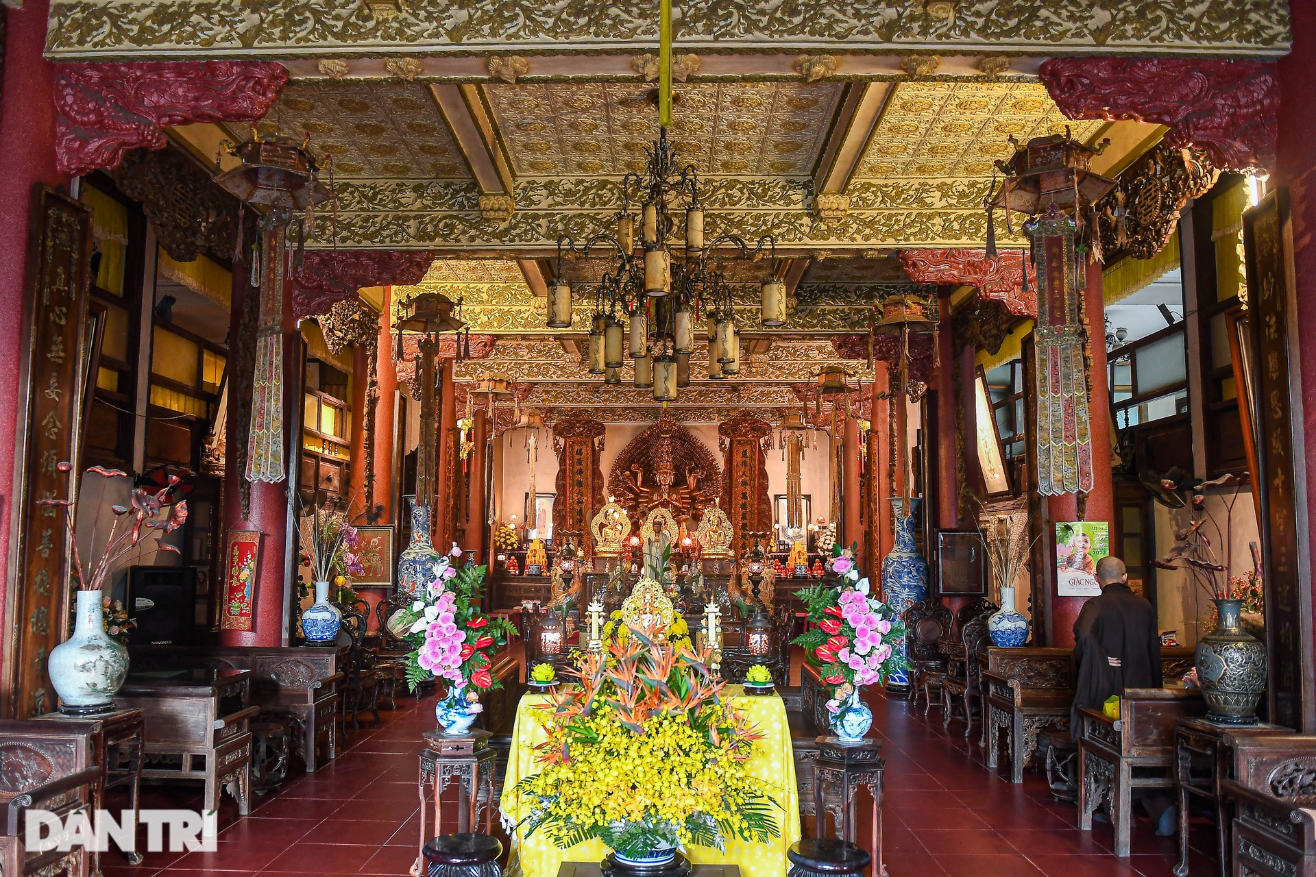 Ancient pagoda with 3 floors and 20 roofs, the largest wooden Buddha statue in Vietnam - 11