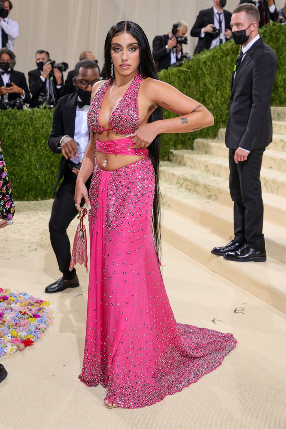 Choáng ngợp với loạt trang phục ấn tượng của mỹ nhân dự MET gala 2021 - 6 Choáng ngợp với loạt trang phục ấn tượng của mỹ nhân dự MET gala 2021 - 6