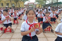 Học sinh vùng lũ nhận quà và lời nhắn xúc động của thầy hiệu trưởng