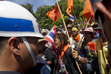 Thủ tướng tạm quyền Thái Lan chạy trốn người biểu tình