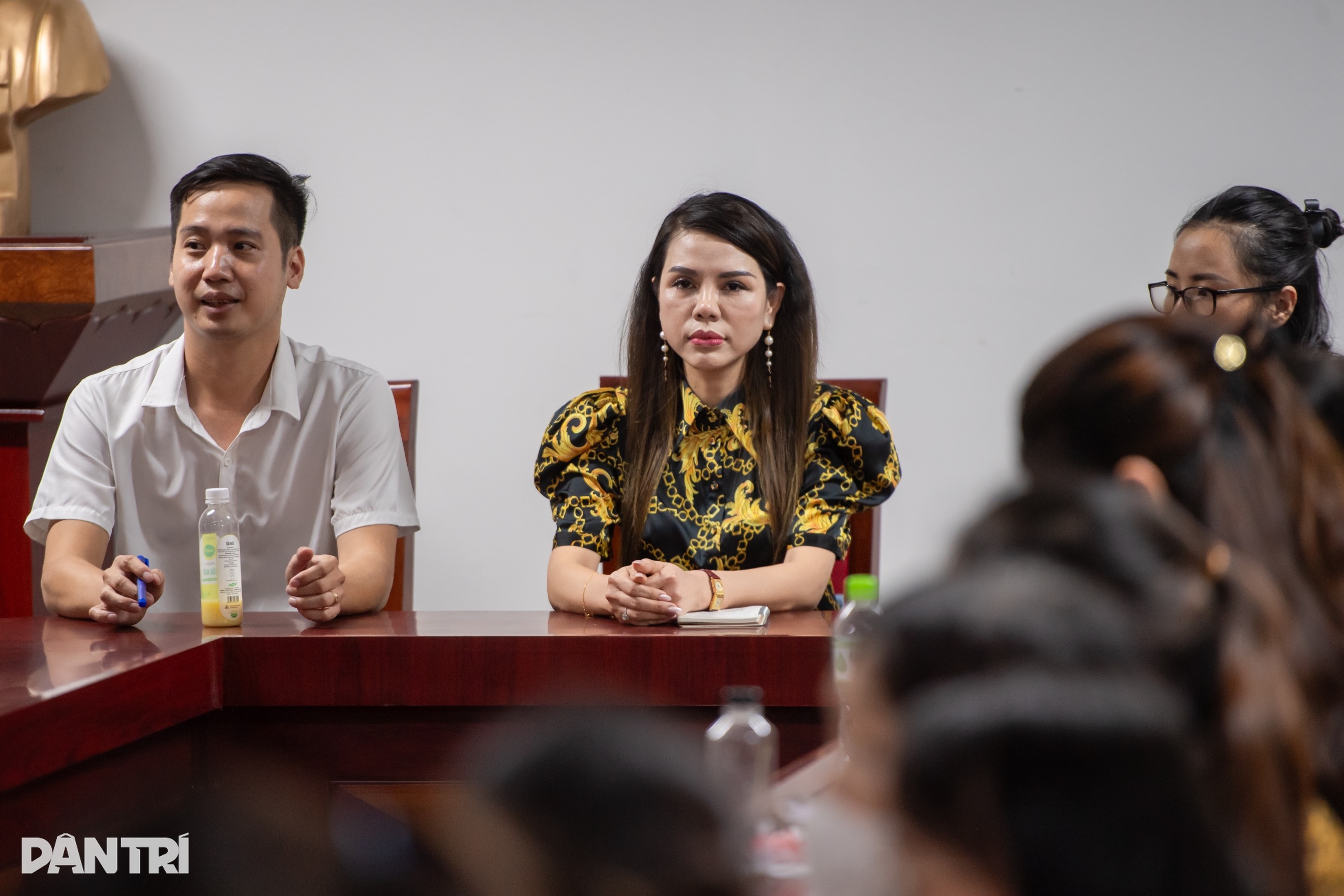 والدین نے Tay Mo 3 اسکول کا گھیراؤ کیا، داخلہ کی فہرست میں شفافیت کا مطالبہ کیا - 1 Phụ huynh vây trường Tây Mỗ 3, yêu cầu minh bạch danh sách tuyển sinh - 1