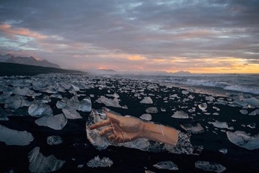 Sốc với tranh vẽ người như thật trên tảng băng trôi